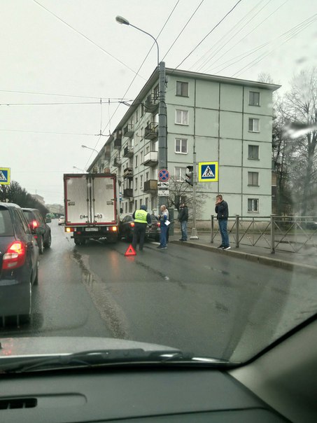 На Новочеркасском пр. Видимо грузовая машина захотела повернуть во двор, но не заметила помеху справ...