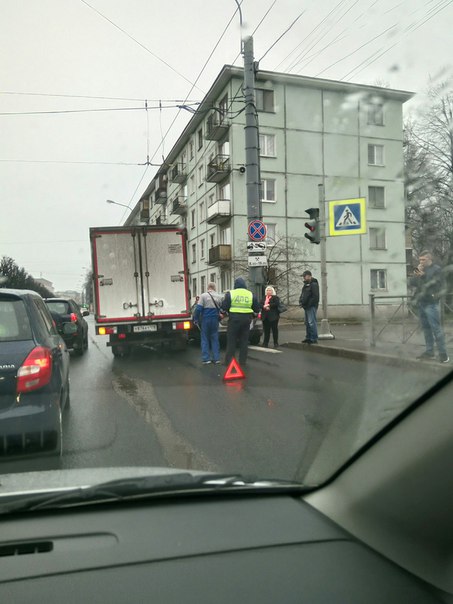 На Новочеркасском пр. Видимо грузовая машина захотела повернуть во двор, но не заметила помеху справ...