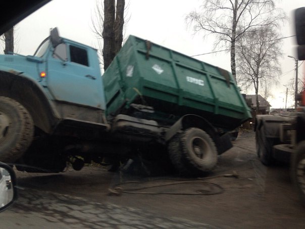 На Таллинском шоссе в сторону Красного Села мусоровоз не заметил канаву...