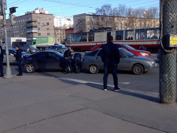 На повороте с Дальневосточного на Народную в десятку въехали сзади