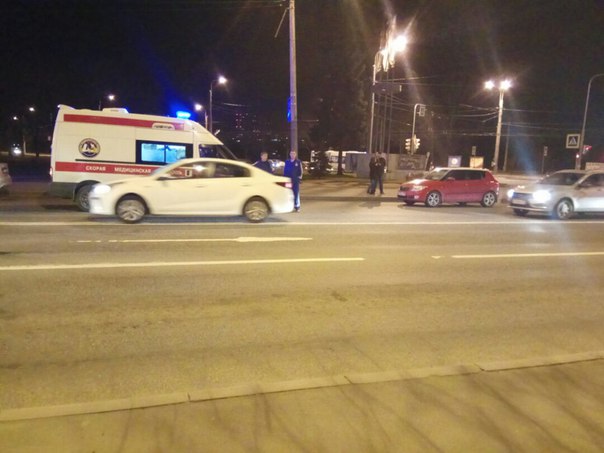 На перекрёстке Жукова и Ветеранов Skoda сбила женщину, перебегающую на красный свет, а ребёнка.
