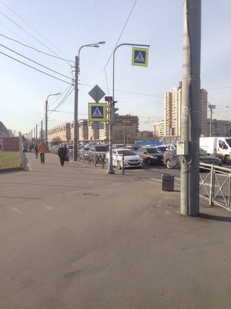 Вся Бухарестская в сторону метро Волковская стоит из-за дорожных работ.