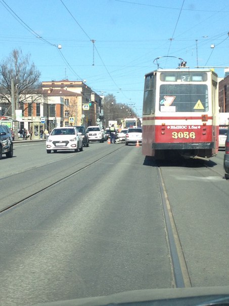 Светлановский проспект, трамваи стоят в обе стороны.
