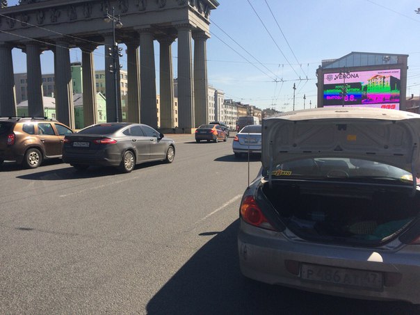 Ст м Московские ворота в сторону площади Победы в нас въехали и уехали если кто что видел просьба на...
