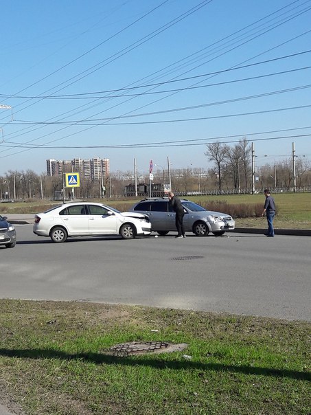 На пересечении кармана Петергофского шоссе и Кузнецова... Chevrolet и Skoda не разошлись на повороте.....
