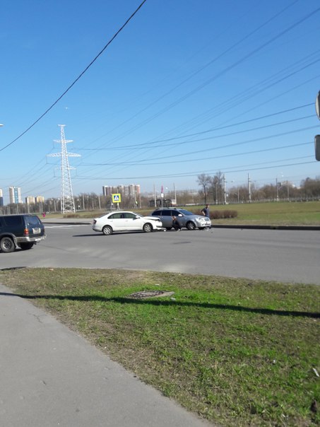 На пересечении кармана Петергофского шоссе и Кузнецова... Chevrolet и Skoda не разошлись на повороте.....