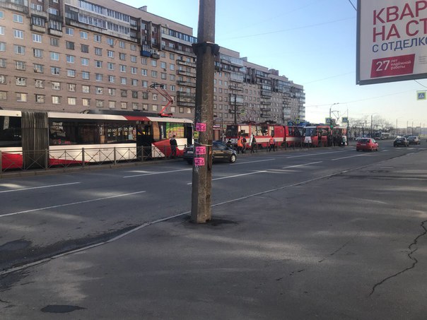 У Бухарестской 72 в сторону Волковской трамвай сошёл с рельс.