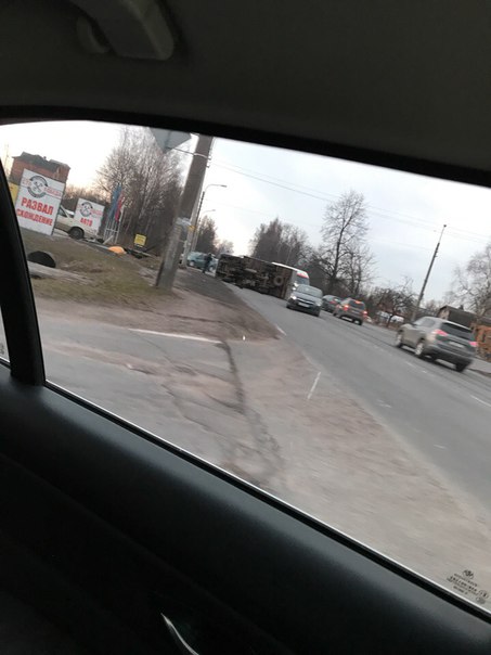 На перекресте Петрозаводское шоссе и улицы Труда упал грузовичок и груз почти укатился от него