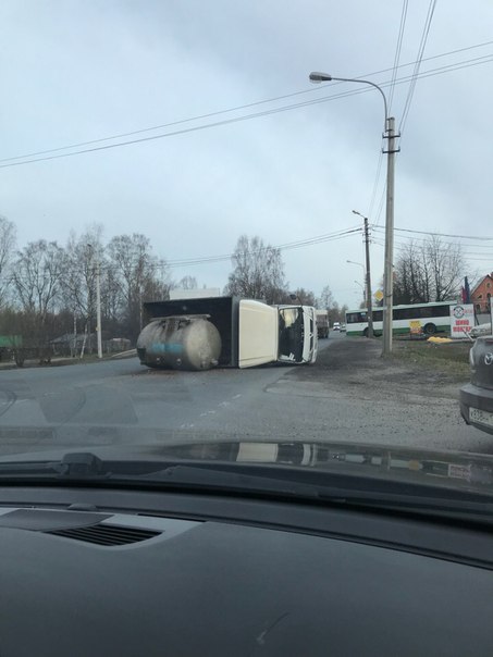 На перекресте Петрозаводское шоссе и улицы Труда упал грузовичок и груз почти укатился от него