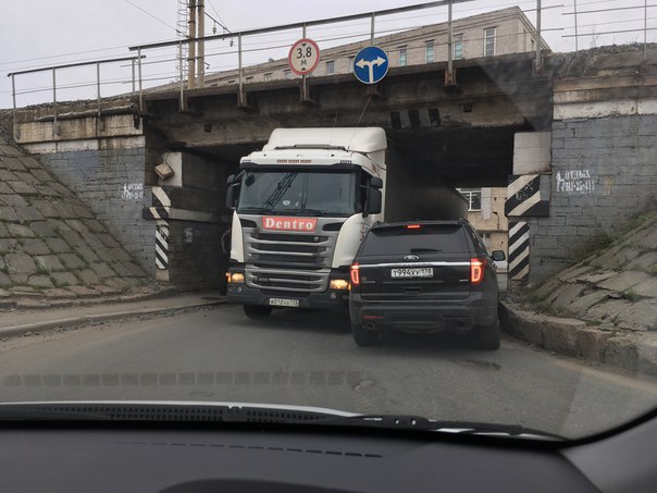 На пересечении Рощинской и Новорощинской фура застряла под мостом. Проезд через маленькую дырку. Джи...