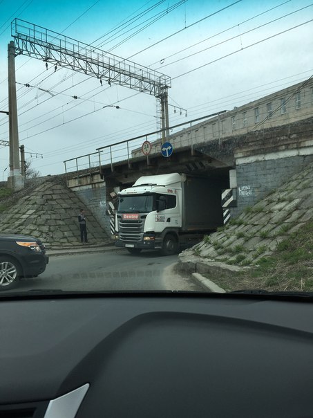 На пересечении Рощинской и Новорощинской фура застряла под мостом. Проезд через маленькую дырку. Джи...