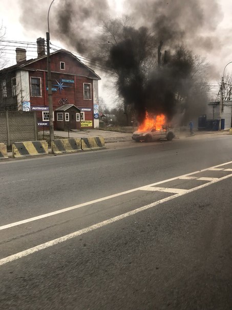 На Выборгском шоссе, недалеко от Ул.Шишкина горит автомобиль