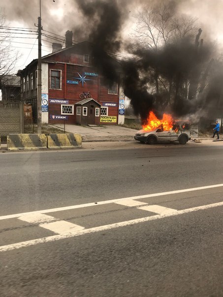 На Выборгском шоссе, недалеко от Ул.Шишкина горит автомобиль