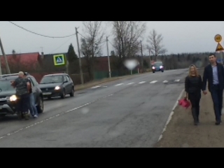 В деревне Петровское, Ломоносовского района пьяный мужик кидался на автомобили.