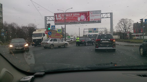 При выезде из города на Московском шоссе около кольцевой тройничек. В сторону области свободный прав...