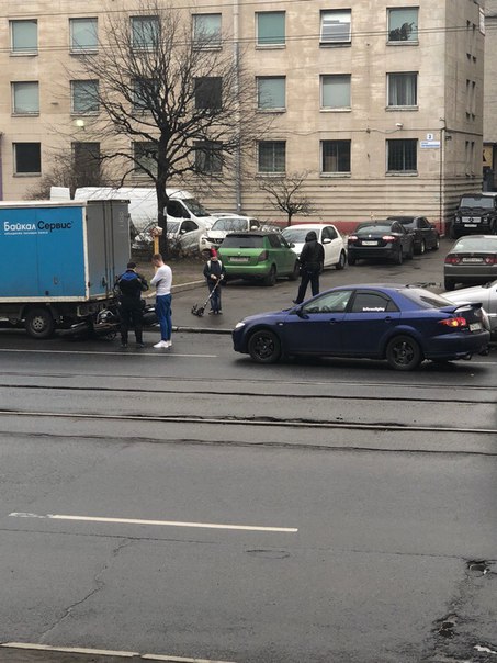 На Торжковской у дома 2, мотоциклисту под машину залететь помогла Mazda.