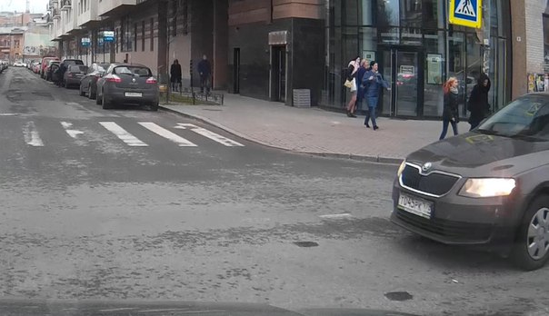На перекрестке Лиговского и улицы Тюшина девушка на ВАЗ 2111 дала двум мужчинам в зад.