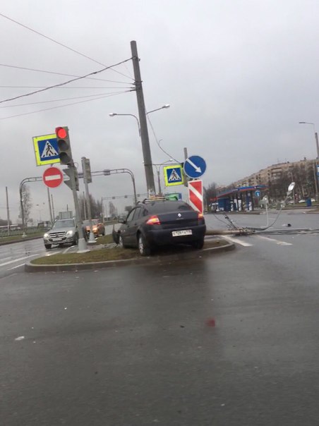 На перекрёстке Просвещения и Руставели Renault Меган уронил столб на дорогу, провода мешают проезду!