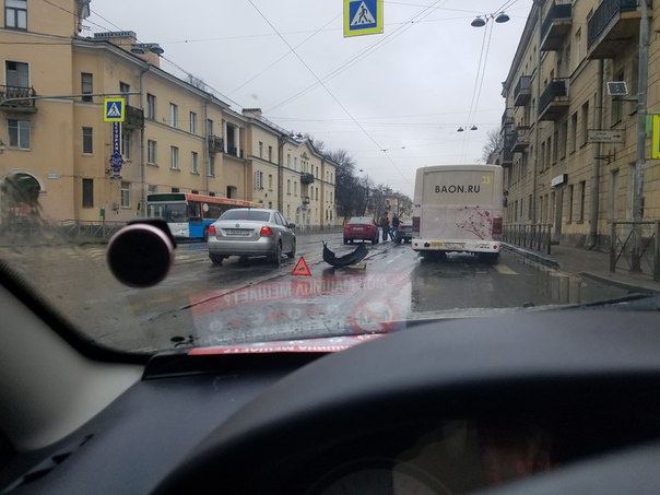 Нексии , выезжавшей с Панфиловой улицы на Среднеохтинский, оторвали передний и последний бампер