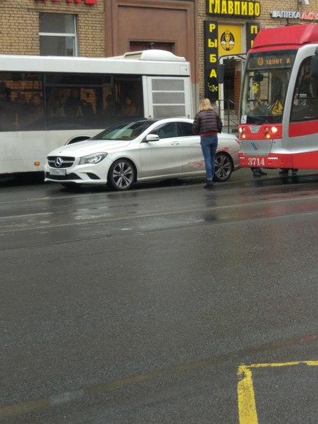 На Малом проспекте пр. В.О. трамвай сделал красный тюнинг белоснежному Mercedes CLA200 , трамваи вс...
