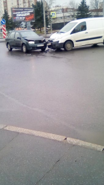 Авария на перекрестке Петергофское шоссе и Улица Чекистов. Пострадавших нет.