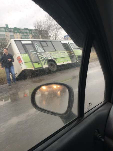 Маршрутка упала в кювет на Рябовском шоссе, пробка глухая