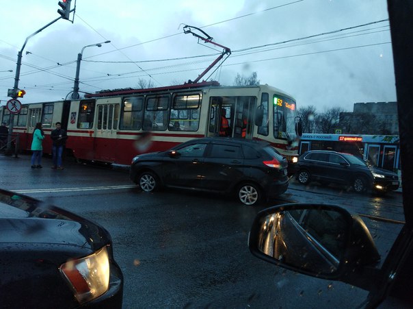 Пересечение Трамвайного и Стачек , трамвай протаранил легковушку