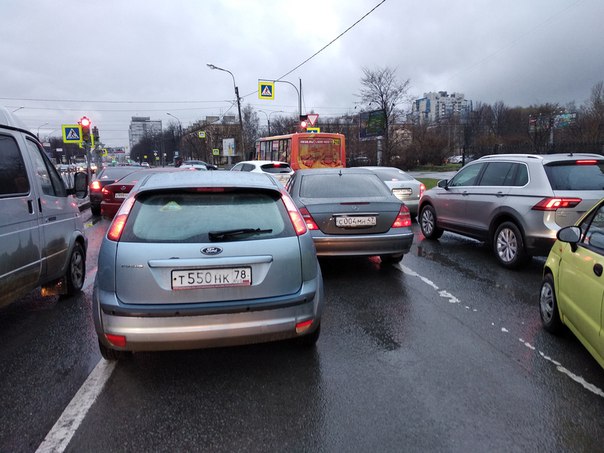 Дтп по улице Орджоникидзе перед перекрёстком с Юрия Гагарина! Ждём дпс, заняли средний ряд