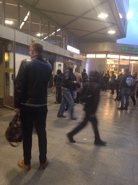 С 20:45 Станция метро "Академическая" закрыта, в связи с обнаружением бесхозного предмета.