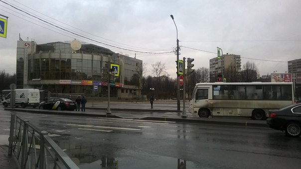 Столкновение Яндекс такси и маршрутки роизошло на пересечении Шоссе Революции и Среднеохтинского, ме...