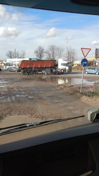 На Московском шоссе после поста ГАИ перед Ям-Ижорой притерлись фура и легковушка. Пробка в сторону М...