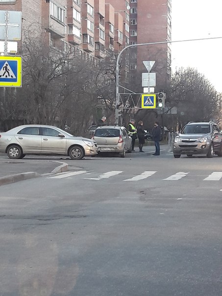 На перекрестке Серебрякова пер. и Дибуновской улицы- собрались трое: Опель, Renault и Chevrolet. На дорог...
