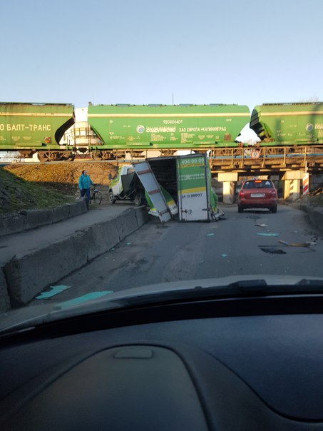 Под ЖД мостом на Южном шоссе грузовичков не насчитал чуток высоту