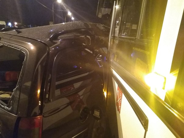 В городе Колпино на Лагерном шоссе , Пьяный водитель дрифтом вошёл и в автобус и в газель