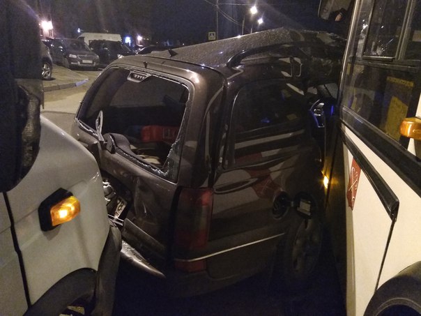 В городе Колпино на Лагерном шоссе , Пьяный водитель дрифтом вошёл и в автобус и в газель
