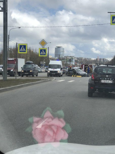 На перекрёстке Парашютной и Байконурской дтп , водителя мазды зажало , удар пришёлся в водительскую ...