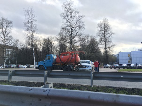 Nissan поймал водовоза , выехав на Московское шоссе , недалеко от Дунайского проспекта.