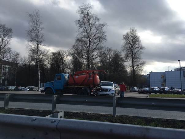 Nissan поймал водовоза , выехав на Московское шоссе , недалеко от Дунайского проспекта.