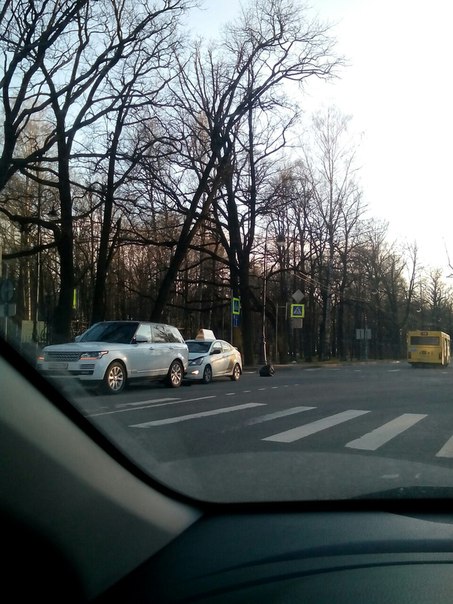 На Крестовском проспекте водитель такси не ожидал, что Рэндж остановится пропустить пешеходов.