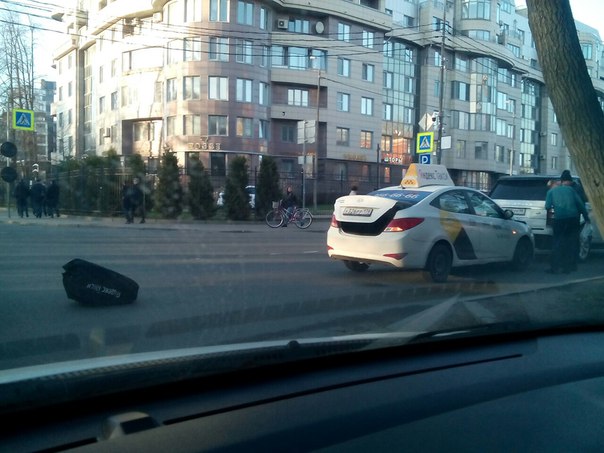 На Крестовском проспекте водитель такси не ожидал, что Рэндж остановится пропустить пешеходов.
