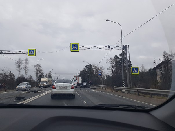 Примерно на 68 км Московского шоссе, перед деревней Ушаки фура снесла две легковые машины... из одно...
