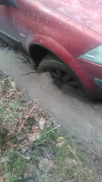 Помогите вытянуть машину пожалуйста.муж выезжал с природы и встрял в грязь.может кто то рядом или у ...