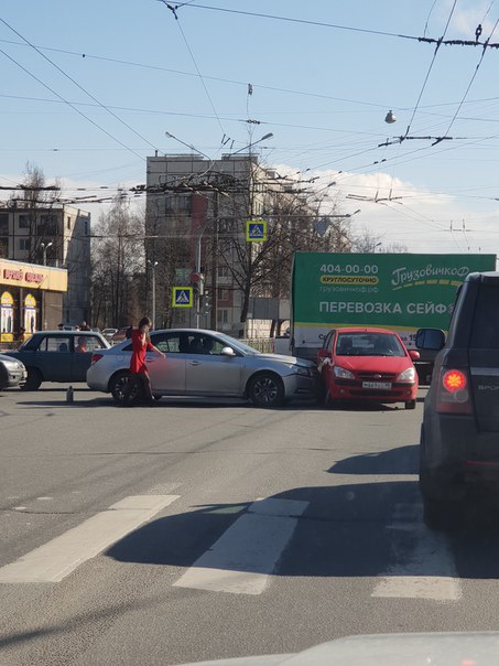 Девушку в красном подбили на перекрестке шоссе Революции и проспекте Металлистов