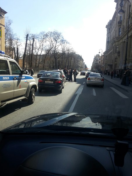 В 13:00 сегодня сбили девушку на зебре через Каменностровской проспект рядом у улицей Рентгена.