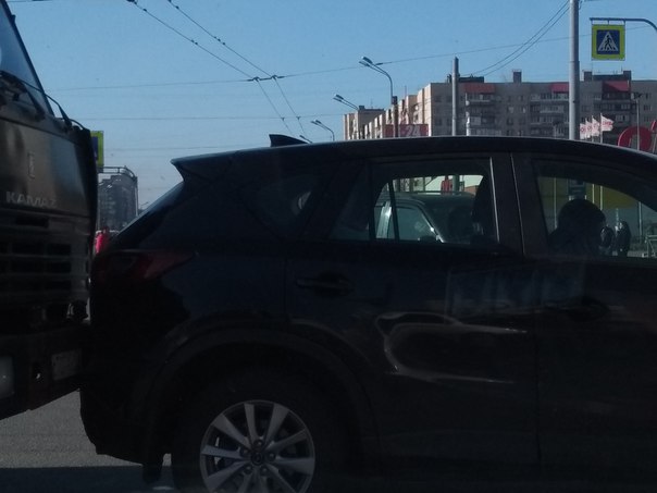 На Индустриальном, на пересечении с Косыгина KAMAZ въехал в Mazda CX-5 В самое то время;)) перегород...