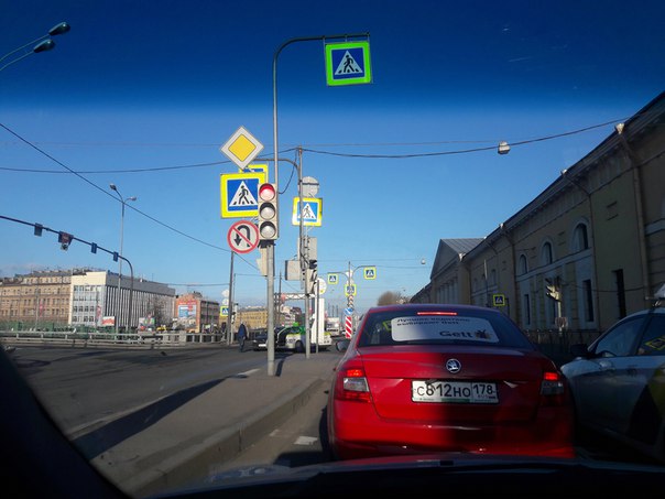 Поворачивая налево с Обводного на Митрофаньевское, Дтпвичков не пропустил встречный Nissan.