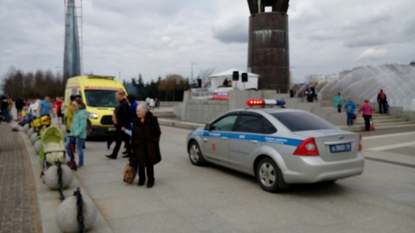 В парке 300 летия раздавили человека танком. Приехали службы.