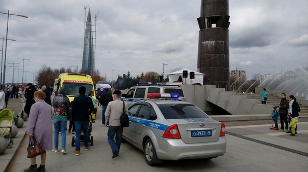 В парке 300 летия раздавили человека танком. Приехали службы.