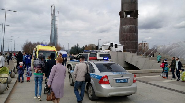 В парке 300 летия раздавили человека танком. Приехали службы.