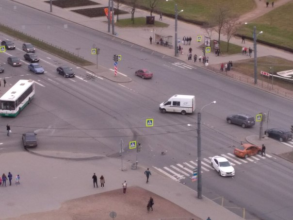На перекрестке Проспекта Славы и Пражской в одной машине зажало человека. Пытаются выломать.